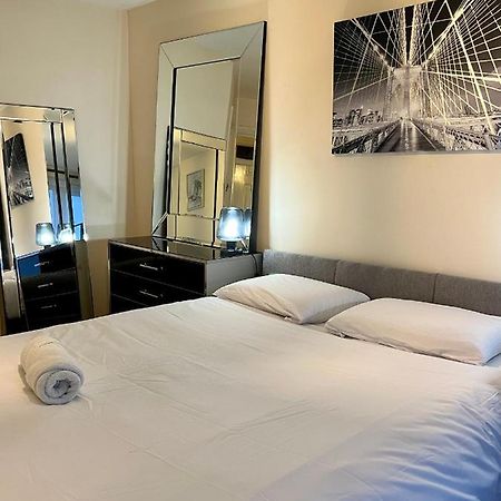 Radiant2 Bedroom Apartment In The Heart Of Harlow Town Bagian luar foto