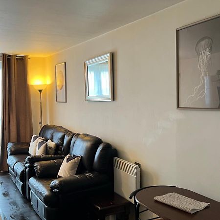 Radiant2 Bedroom Apartment In The Heart Of Harlow Town Bagian luar foto