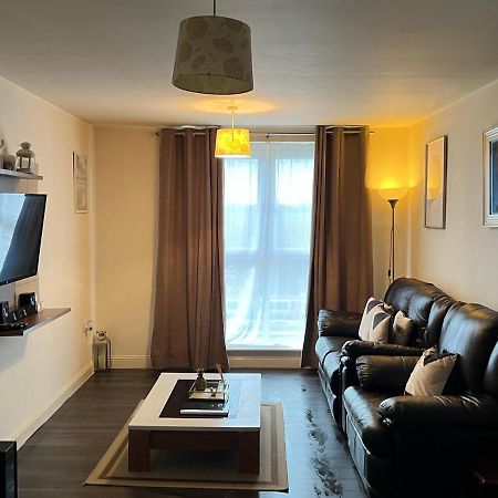 Radiant2 Bedroom Apartment In The Heart Of Harlow Town Bagian luar foto