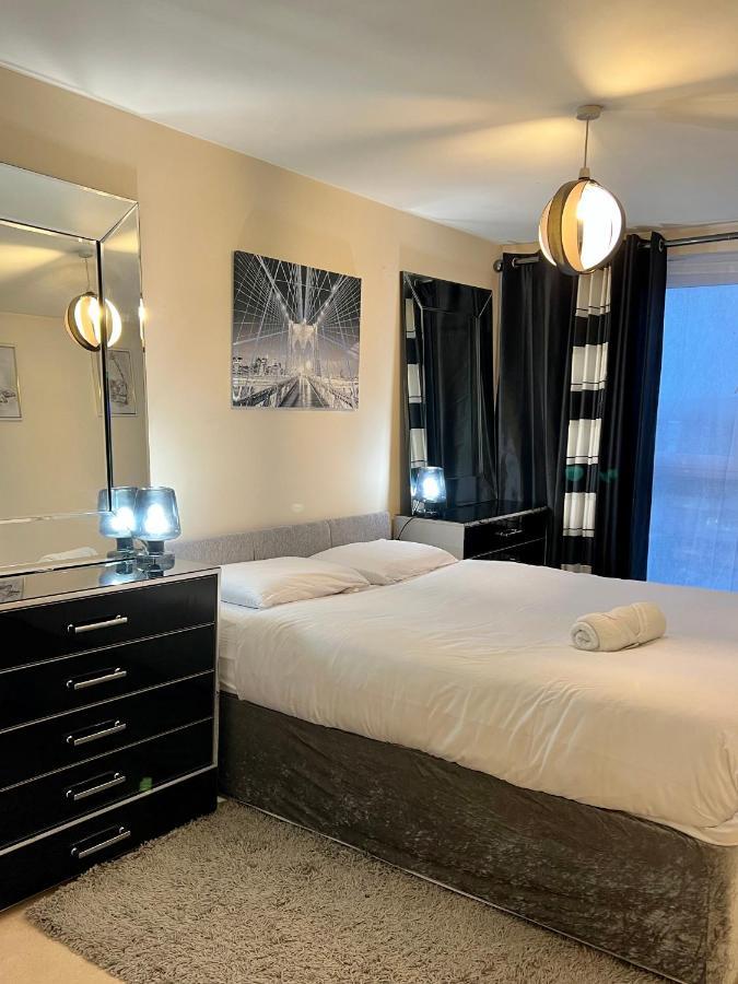 Radiant2 Bedroom Apartment In The Heart Of Harlow Town Bagian luar foto