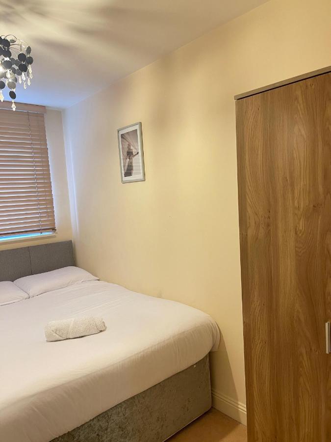 Radiant2 Bedroom Apartment In The Heart Of Harlow Town Bagian luar foto