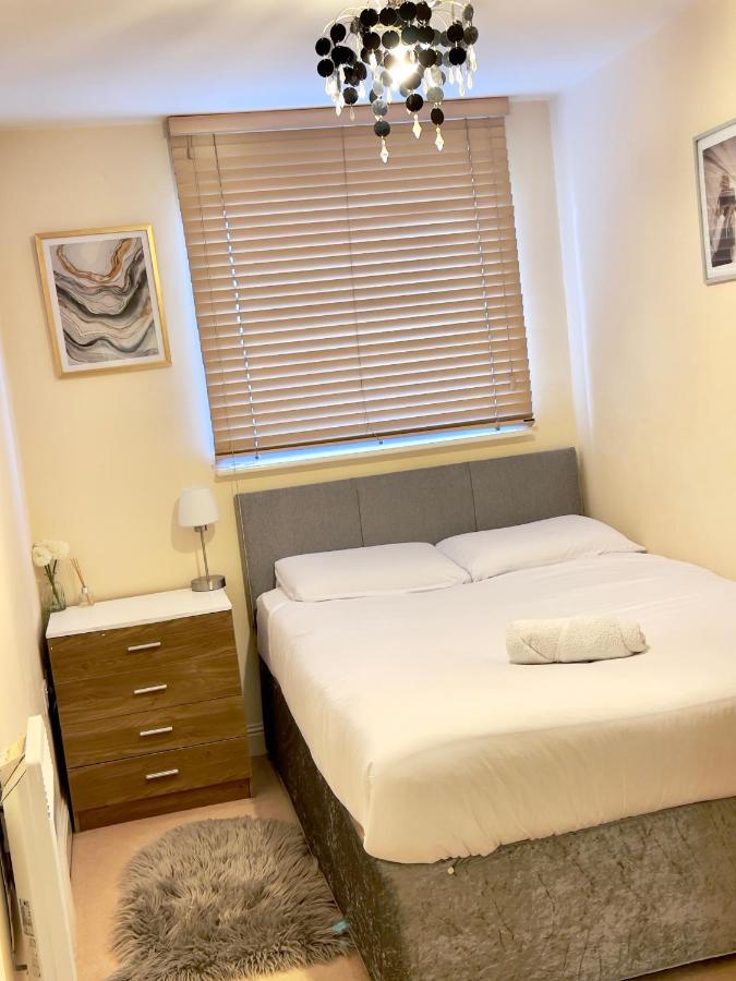 Radiant2 Bedroom Apartment In The Heart Of Harlow Town Bagian luar foto
