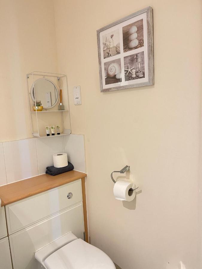 Radiant2 Bedroom Apartment In The Heart Of Harlow Town Bagian luar foto