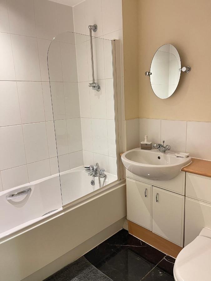 Radiant2 Bedroom Apartment In The Heart Of Harlow Town Bagian luar foto