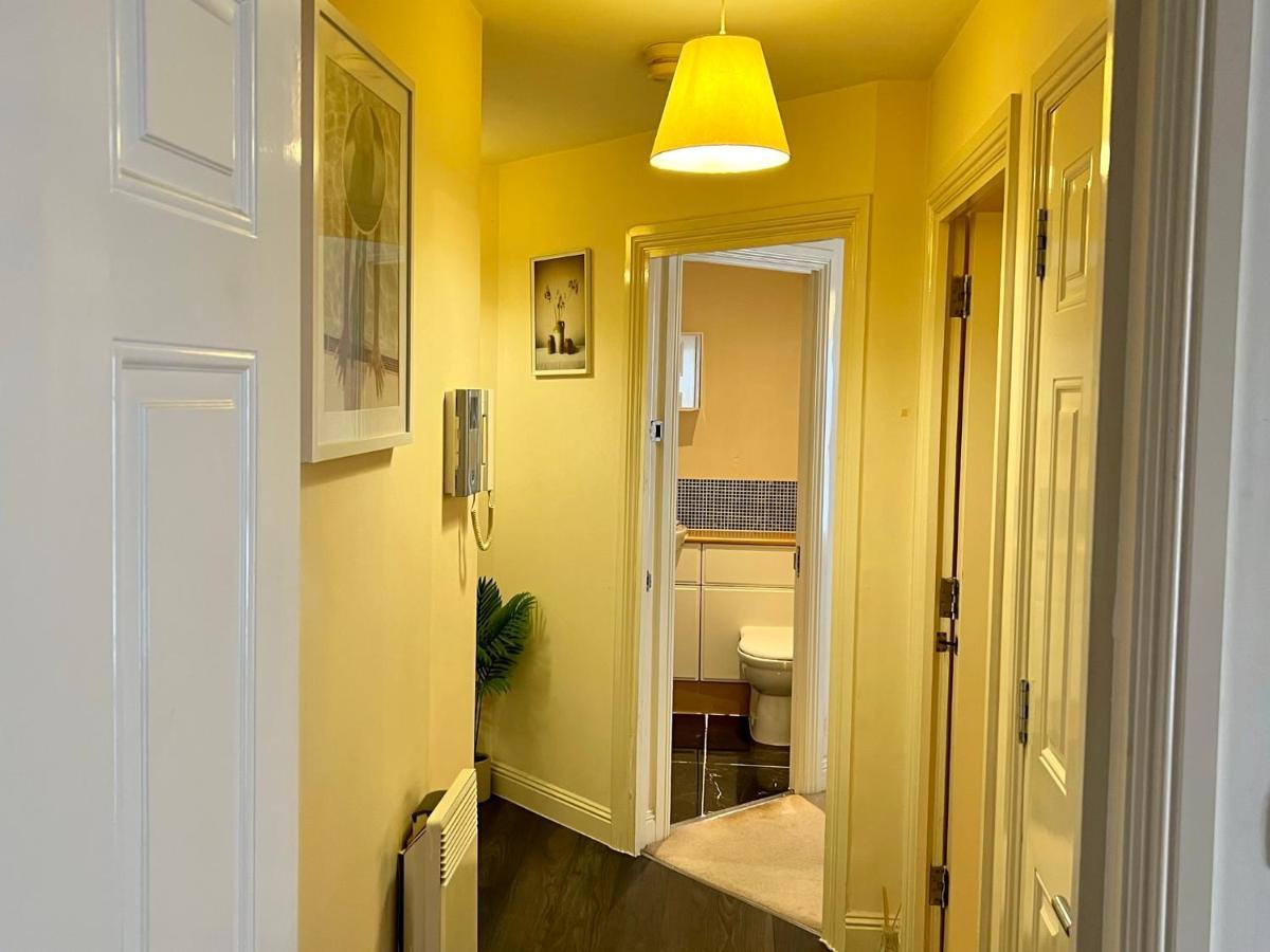 Radiant2 Bedroom Apartment In The Heart Of Harlow Town Bagian luar foto