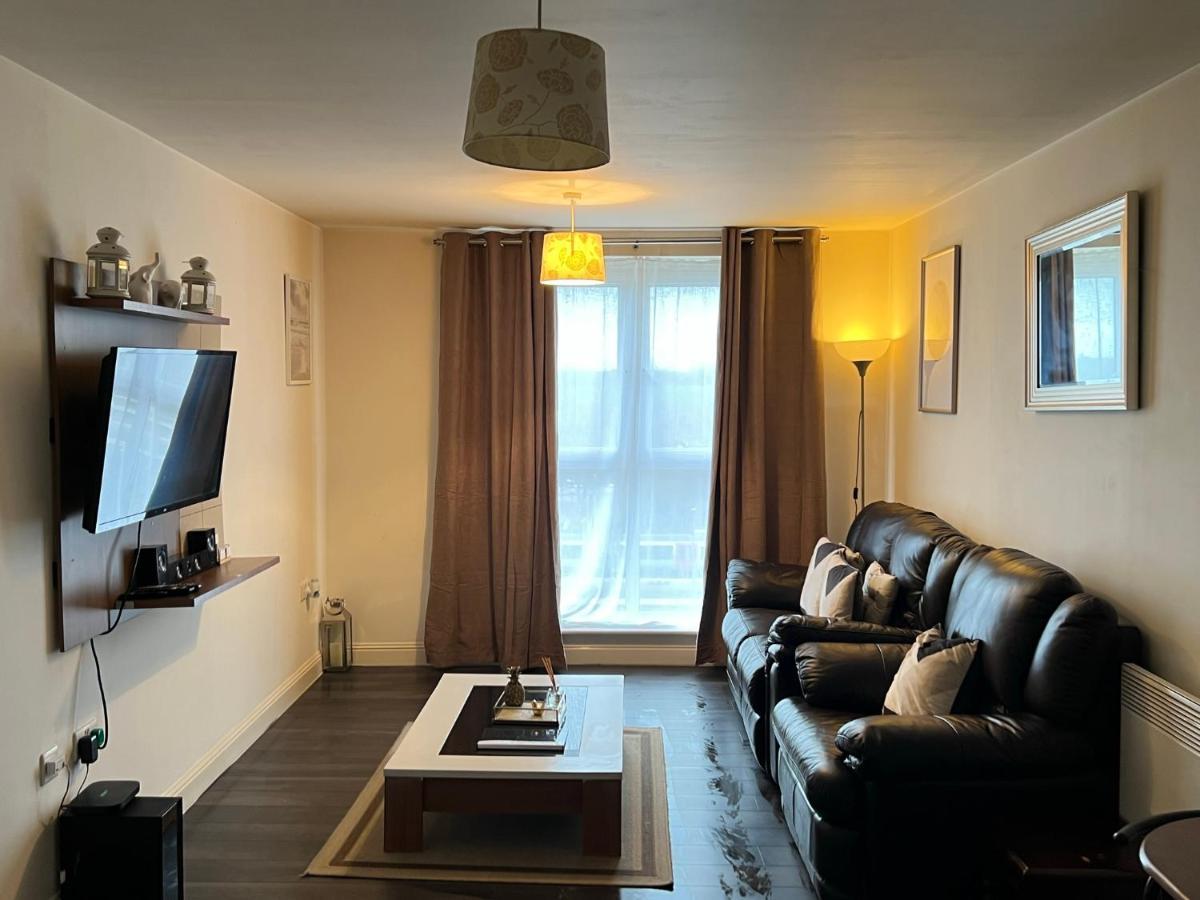 Radiant2 Bedroom Apartment In The Heart Of Harlow Town Bagian luar foto