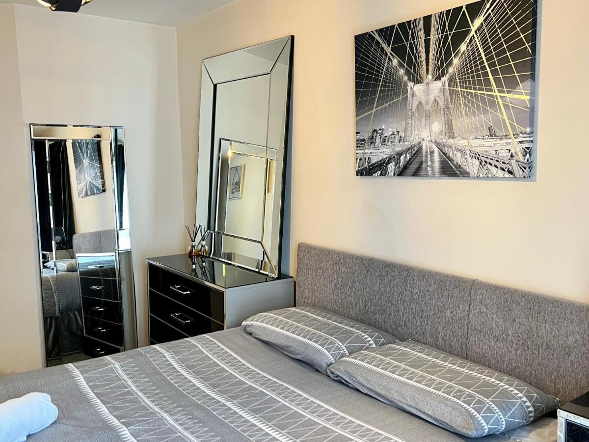 Radiant2 Bedroom Apartment In The Heart Of Harlow Town Bagian luar foto