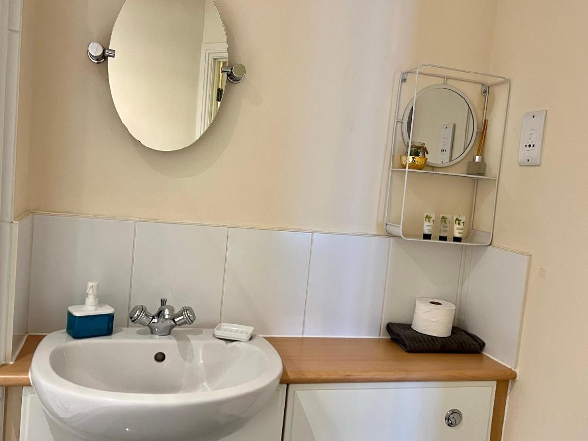 Radiant2 Bedroom Apartment In The Heart Of Harlow Town Bagian luar foto