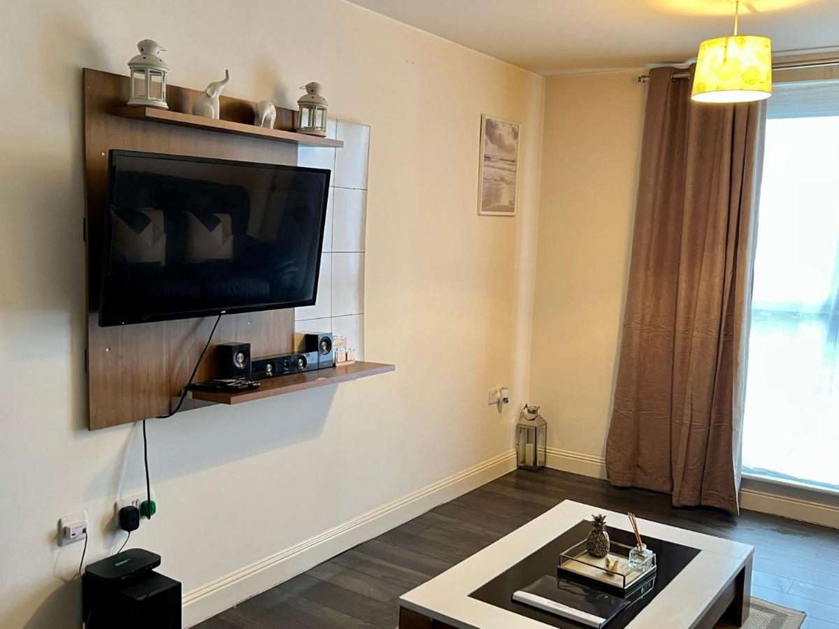Radiant2 Bedroom Apartment In The Heart Of Harlow Town Bagian luar foto