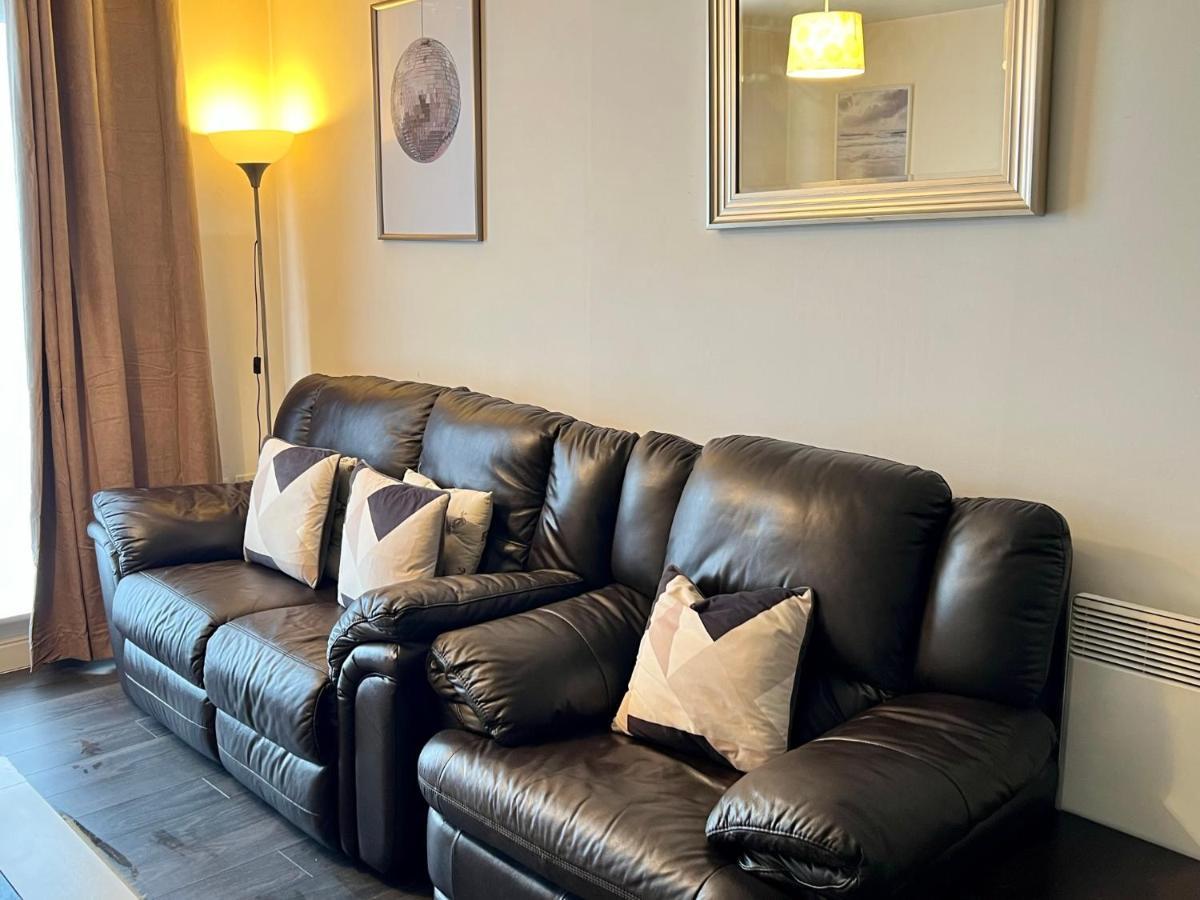 Radiant2 Bedroom Apartment In The Heart Of Harlow Town Bagian luar foto