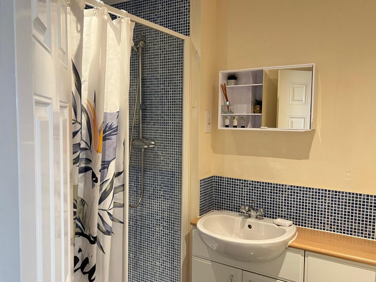 Radiant2 Bedroom Apartment In The Heart Of Harlow Town Bagian luar foto