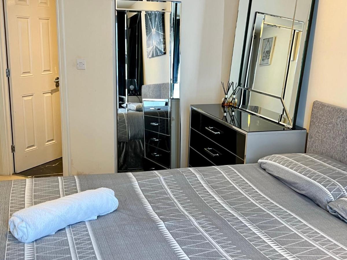 Radiant2 Bedroom Apartment In The Heart Of Harlow Town Bagian luar foto