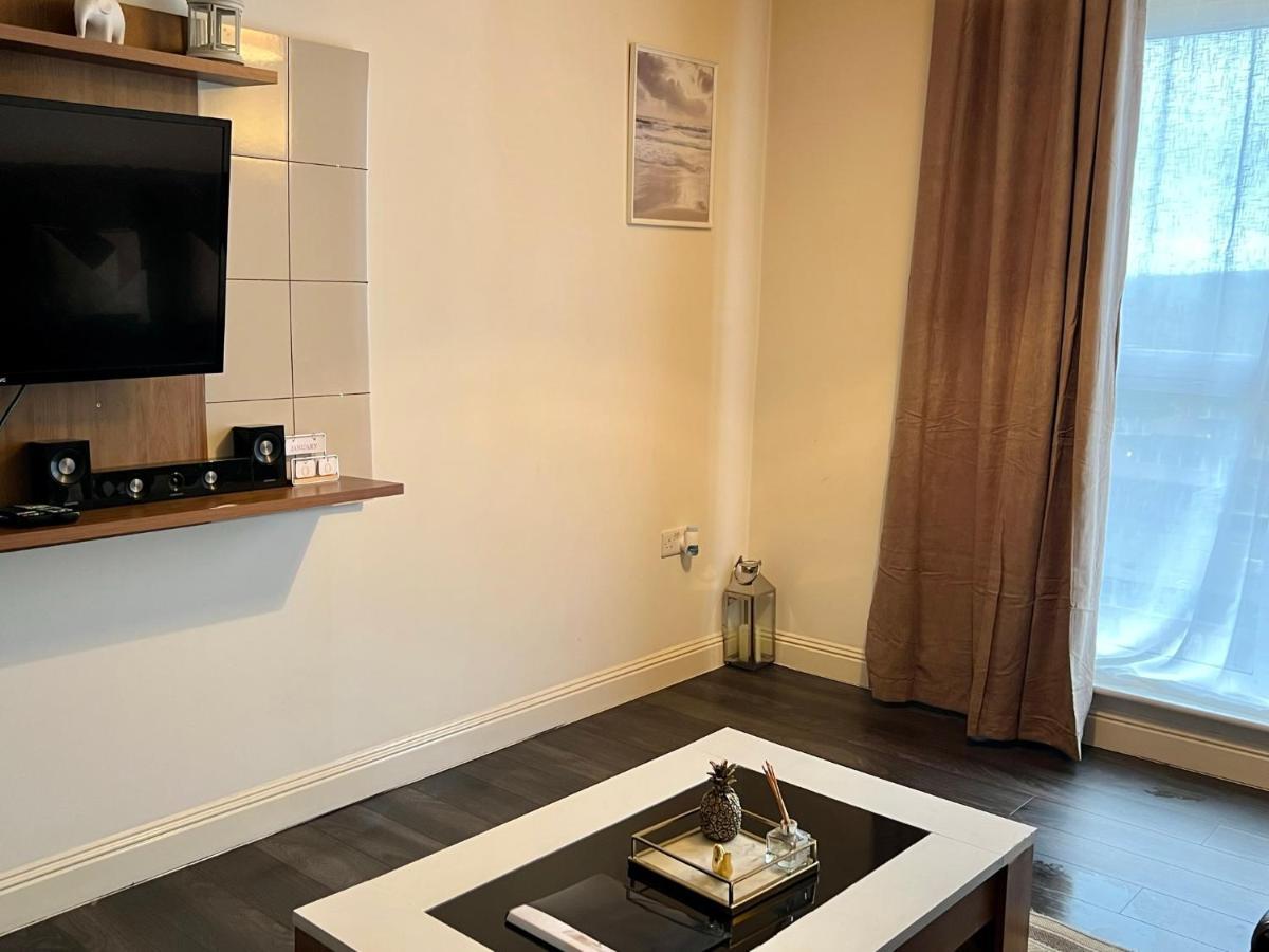 Radiant2 Bedroom Apartment In The Heart Of Harlow Town Bagian luar foto